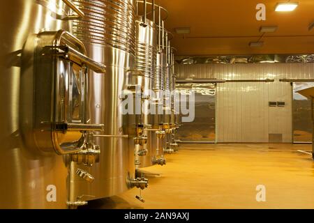 Cuves de fermentation en acier dans un rioja winery Banque D'Images