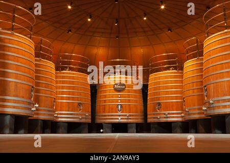 La fermentation du vin de barils dans un rioja winery près de Briones Banque D'Images