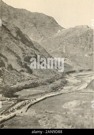 L'Inde de Kipling . o la gorge de thelistener où qu'il soit par terre ou mer : le colonel rose, mais sa main tremblait, et le port renversé sur la table pendant qu'il regardait en direction de l'homme . . Et saidhoarsely, monsieur le vice, la Reine. Il y avait une petite pause, butthe homme cintrées sur ses pieds et répond sans hésitation, la reine, Dieu la bénisse ! Et alors qu'il vidait le verre mince il snappedthe la queue entre ses doigts. La frontière et Peshawur vu theNative la mutinerie de cavalerie irrégulière (la légion perdue), whowere chassés par la suite à leur mort par le Afghanswhile ils rode trébuche et rocking in th Banque D'Images