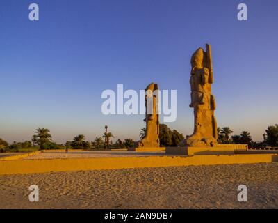 Colosses d'Aménophis III, Luxor, Egypte Banque D'Images