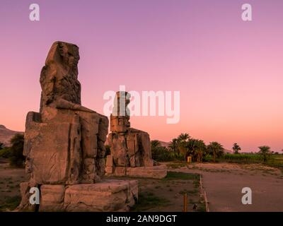 Colosses de Memnon, temple funéraire d'Amenhotep III, Luxor, Egypte Banque D'Images