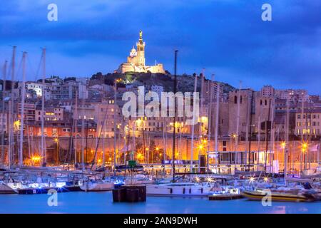 Vue panoramique du Vieux Port et de la Basilique Notre Dame de la garde sur l'arrière-plan sur la colline au coucher du soleil, Marseille, France Banque D'Images