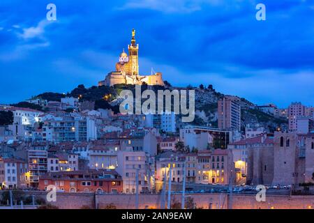 Vue panoramique de nuit Vieux Port et de la Basilique Notre Dame de la garde sur l'arrière-plan, sur la colline, Marseille, France Banque D'Images