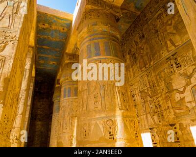 Les hiéroglyphes sur des piliers dans le Temple de Médinet Habou à Louxor, Egypte Banque D'Images