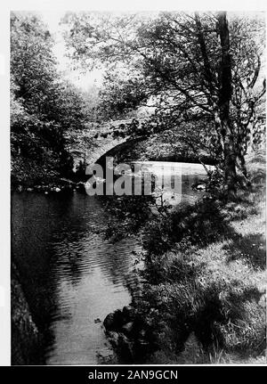 Travaux publics, y compris les nouvelles de Waverley et les poèmes . Comme la chasse a balayé par Cambusmore ; 13 LA DAME DU LAC Quelle rênes étaient serrées dans le désespoir quand Benledis,rose ridge dans l'air;Qui Bochastles,marqués sur la santé qui ont fui pour endiguer la Teith inondées, -pour deux fois ce jour-là, d'une rive à l'autre.Le gallant stag nageait vaillamment des rel.Rares étaient les retardataires, à la suite de loin,qui a atteint le lac de Vennachar;et lorsque le Brigg de Turk a été gagné.Le cavalier headmost rode seul. VII seul, mais unbated avec zèle. Cavalier qui sillonnent le fléau et de l'acier ; Pour jaded maintenant, et a passé avec peine. Wit gaufré Banque D'Images