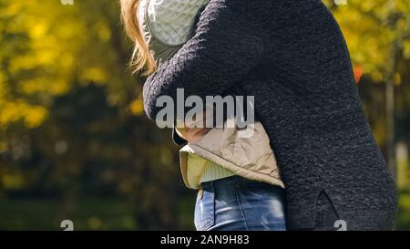 Woman and man embracing in autumn park, salles après un long moment d'amour, de séparation Banque D'Images