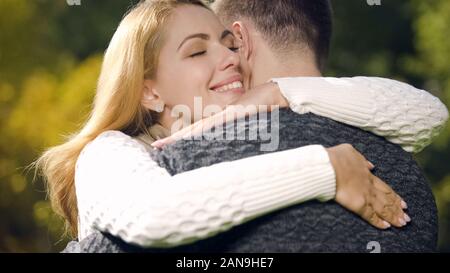 Embrassant tendrement Cute femme mari, romantique, plein air date de ressentir de l'amour Banque D'Images