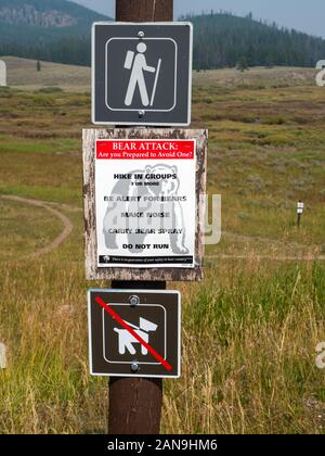 'Le pays de l'ours" panneau d'avertissement sur le sentier de randonnée dans le Montana Banque D'Images