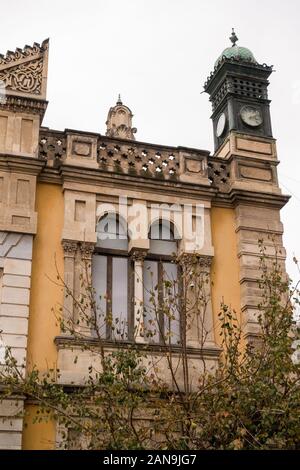 Détail architectural de la façade de l'ancien musée archéologique publique, à Thessalonique, Grèce, qui à l'époque moderne abrite des expositions d'art. Banque D'Images