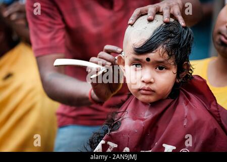 Grottes de Batu, la Malaisie - le 21 janvier 2019 : Close-up of baby boy dévot se raser la tête ou tonsured rituel dans Thaipusam Festival. Banque D'Images