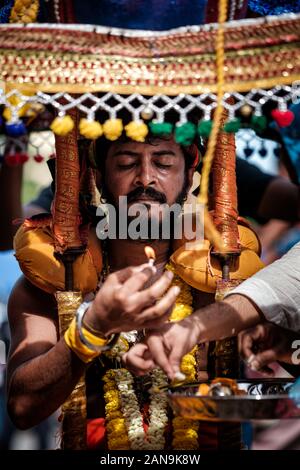 Grottes de Batu, la Malaisie - le 21 janvier 2019 : Close-up d'hommes portant un dévot cavadi et avoir un rituel de Thaipusam Festival. Banque D'Images