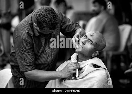 Grottes de Batu, la Malaisie - le 21 janvier 2019 : Close-up of men dévot se raser la tête ou tonsured rituel dans Thaipusam Festival. Banque D'Images