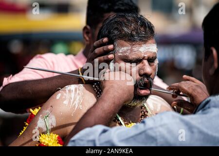 Grottes de Batu, la Malaisie - le 21 janvier 2019 : Close-up of men dévot obtenir un piercing rituel dans Thaipusam Festival. Banque D'Images