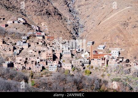 Petit village berbère, situé en hauteur dans les montagnes de l'Atlas, Maroc Banque D'Images