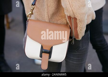 MILAN, ITALIE - 12 janvier 2019 : Femme avec sac en cuir blanc et beige et veste de fourrure avant de Salvatore Ferragamo fashion show, Milan Fashion Week str Banque D'Images