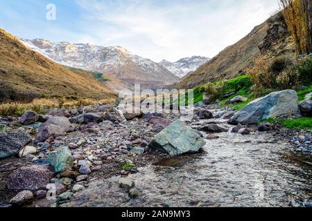 Belle Vallée avec ruisseau dans la montagne de l'Atlas par le coucher du soleil, le Maroc Banque D'Images