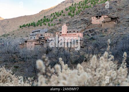 Petit village berbère, situé en hauteur dans les montagnes de l'Atlas, Maroc Banque D'Images