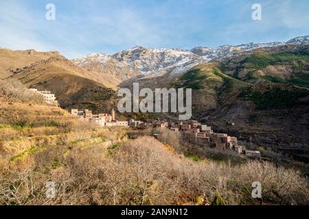 Petit village berbère, situé en hauteur dans les montagnes de l'Atlas, Maroc Banque D'Images