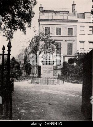 Londres, une intime photo . ds. Maisons de Londres Inmy Chelsea occupe une grande place,peut-être une trop grande place. Situé un peu en retrait du remblai en theChelsea Royal Hospital Road est l'hôpital avec son beau jardin, où vous pouvez voir les anciens combattants qui ont survécu à l'Balaclavaand Inkerman, certains d'entre eux, soleil au bord atease avec dignité. Maison de Walpole ou aile ouest de l'hôpital, et le Pape s'andSwift sont de fréquents visiteurs. À l'angle de l'TiteStreet et le remblai vit M. John Sargent,et dans la région de Tudor House près de par est un autre champ de foyers de Whistler. Mais l'un Banque D'Images