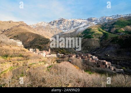 Petit village berbère, situé en hauteur dans les montagnes de l'Atlas, Maroc Banque D'Images