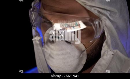 Chercheur en laboratoire des lunettes de close-up, tubes à essai réflexion Banque D'Images