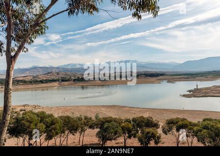 Beau lac Takerkoust et montagnes de l'Atlas au sud de Marrakech, Maroc Banque D'Images