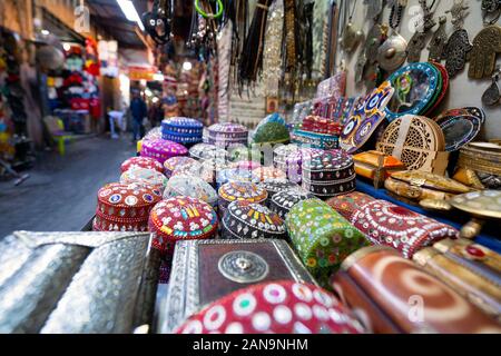 Les boîtes colorées vendus comme souvenirs sur marché en medina de Marrakech, Maroc Banque D'Images
