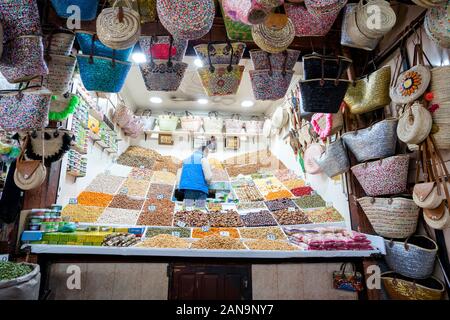 Marrakech, Maroc - Janvier 7,2020 : Arabe boutique avec les céréales, fruits secs, noix et sacs situé dans la vieille ville de Marrakech Banque D'Images