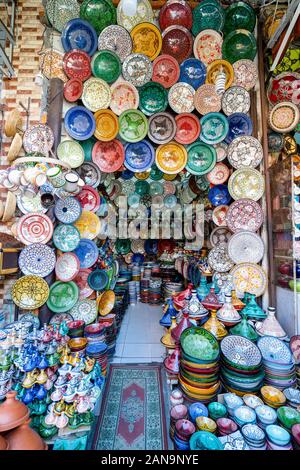 Bols en céramique colorés vendus dans la vieille ville de Marrakech, Maroc, Afrique Banque D'Images