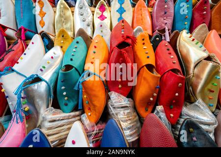 Chaussons colorés vendus dans la vieille ville de Marrakech, Maroc, Afrique du Nord Banque D'Images