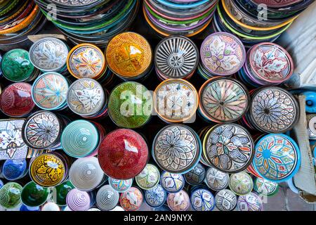 Bols en céramique colorés vendus dans la vieille ville de Marrakech, Maroc, Afrique Banque D'Images