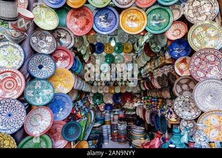 Bols en céramique colorés vendus dans la vieille ville de Marrakech, Maroc, Afrique Banque D'Images