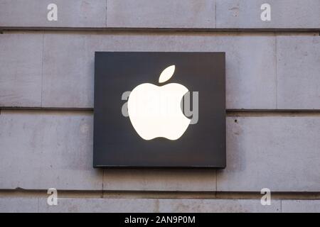 Le logo Apple sur une plaque à l'extérieur du grand Apple Store de New Street, Birmingham, West Midlands, Royaume-Uni Banque D'Images