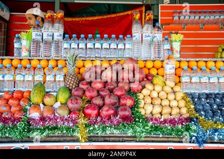 Marrakech, Maroc - le 7 janvier 2020 : vendeur de rue de délicieux jus de stand du marché dans le vieux Banque D'Images