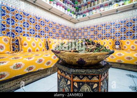 De l'intérieur marocain avec variété d'épices sur des étagères et d'une tisane au milieu de la chambre Banque D'Images