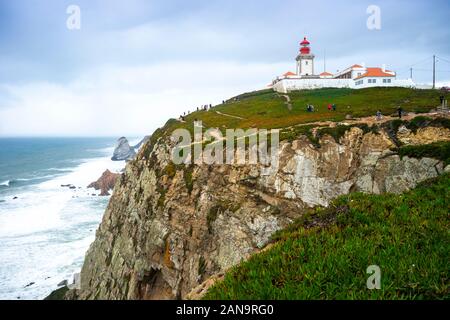 Le phare sur la partie la plus occidentale de l'Europe avec beaucoup d'en premier plan, Cabo da Roca, au Portugal Banque D'Images