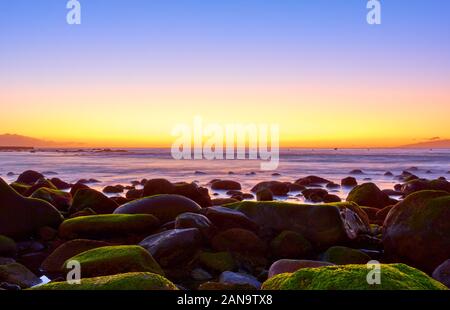 Coucher du soleil sur l'océan et big mousse -- Sunset seascape Banque D'Images