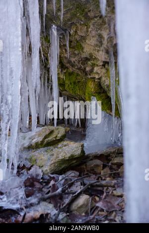 Les glaçons pendre à l'intérieur d'une grotte par une froide journée d'hiver près de Springfield, Missouri, United States. Le Missouri est le foyer de plus de 6 000 grottes rendant deuxième Banque D'Images