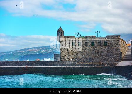 Bateria de Santa Barbara fort dans le port de Puerto de la Cruz, ville, les Canaries Tenerife Banque D'Images