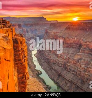 Le lever du soleil sur la rivière Colorado à toroweap oublier dans le parc national du Grand Canyon, Arizona Banque D'Images