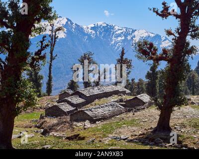 Cabanes de berger au-dessus du village de Supi dans la vallée de l'Uttarakhand Saryu Himalaya Inde du Nord Banque D'Images