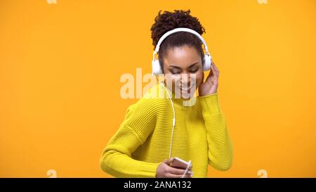 Female écouter à vos favoris mélodie en blanc, la technologie casque Banque D'Images