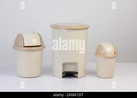 3 Taille de poubelles isolé sur fond blanc Banque D'Images