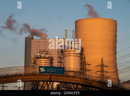 Dattel, Allemagne. 16 janvier, 2020. L'Uniper centrale à charbon Datten 4 dans la lumière du soir. Dans la nuit du 16 janvier 2020, le gouvernement fédéral, les Etats producteurs de charbon et les exploitants de centrales sont parvenus à un accord dans les négociations sur le calendrier pour l'élimination progressive du charbon en Allemagne. Il a été décidé que la société Uniper serait admis à la commission disque controversé power plant Datteln 4. Crédit : Bernd Thissen/dpa/Alamy Live News Banque D'Images