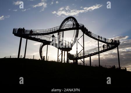 Tiger et Turtle - Magic Mountain, une installation artistique et landmark dans Angerpark, Duisburg, Allemagne Banque D'Images