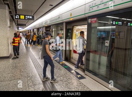Hong Kong MTR - passagers qui prennent un train à la gare ferroviaire de Mass Transit, Kowloon Hong Kong Asia Banque D'Images