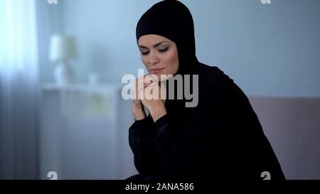 En colère arabe en hijab à la maison, souffrant de discrimination religieuse Banque D'Images