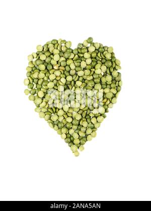 Forme de coeur faits de pois haché vert sur fond blanc. Mode d'alimentation à base de pois. Banque D'Images