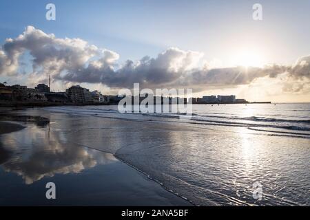 Sunrinse à couper le souffle sur la plage d'El Medano, Tenerife, Canaries, Espagne, ensoleillé nuageux Ciel bleu avec copie espace Banque D'Images