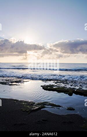 Sunrinse à couper le souffle sur la plage d'El Medano, Tenerife, Canaries, Espagne, ensoleillé nuageux Ciel bleu avec copie espace Banque D'Images